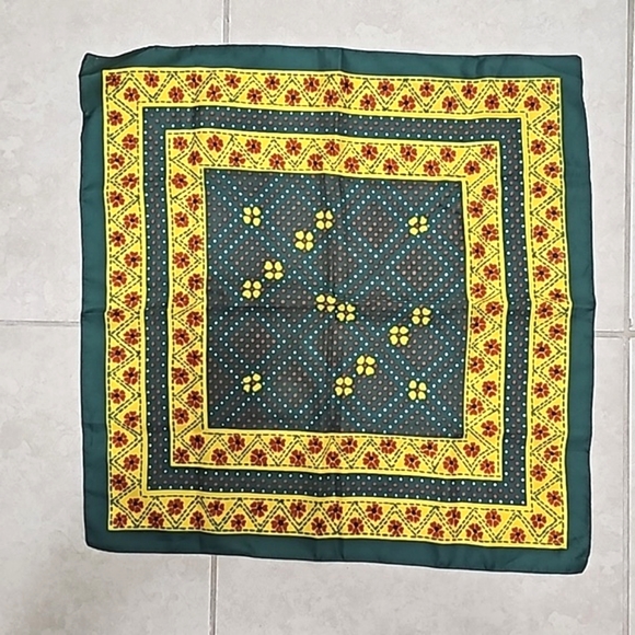 Vintage grean and yellow handkerchief 20 × 20 - Picture 1 of 5